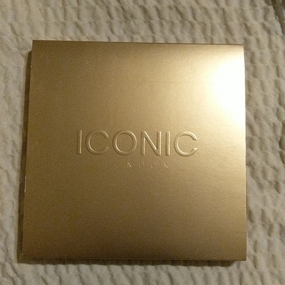 Iconic London Day To Slay Eyeshadow Palette